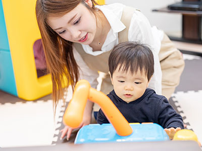 保育園の先生と子ども